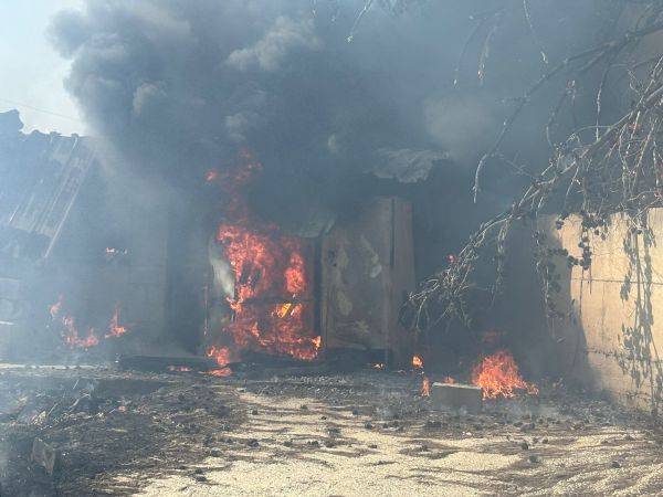 שריפה פרצה ביער בכפר קרע, מבנה סמוך עלה באש | צפו בתיעוד