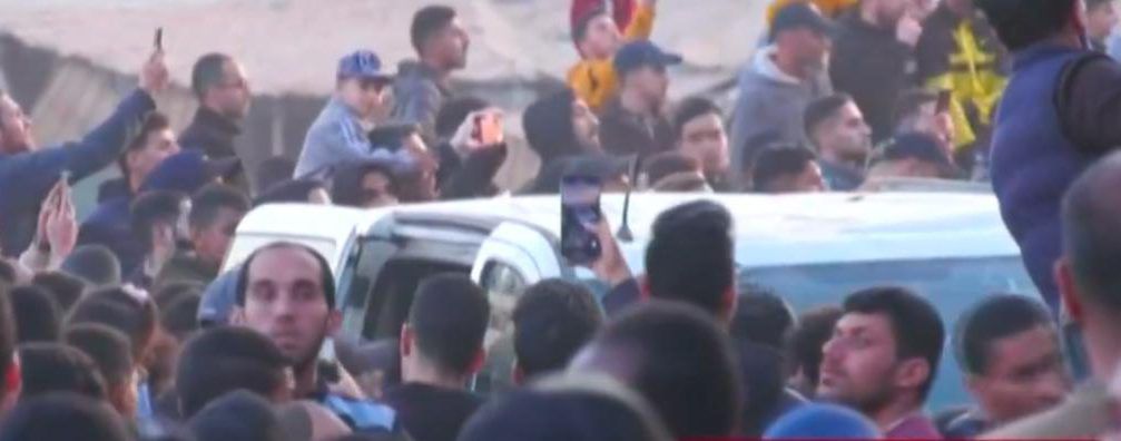 צמאי דם: עשרות עזתים מתקהלים סביב רכב החטופות