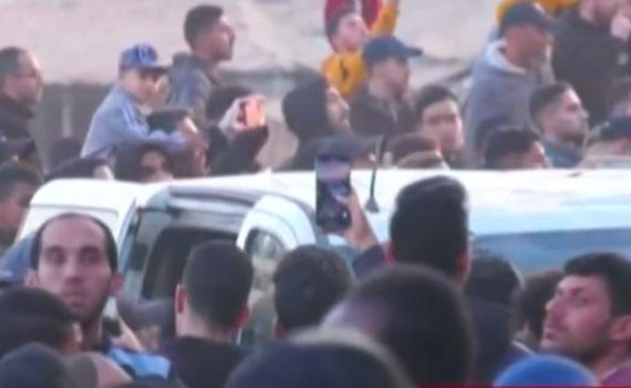 צמאי דם: עשרות עזתים מתקהלים סביב רכב החטופות