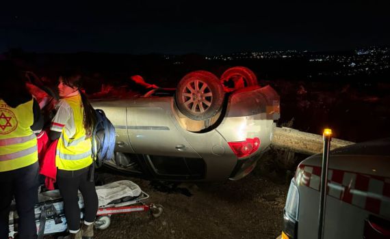 הרכב התהפך על הכביש: פצועים אנוש וקשה בתאונה סמוך לכפר ורדים