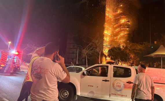 לפחות 20 פצועים בשריפה בבניין בבת ים, בהם אחד במצב קשה