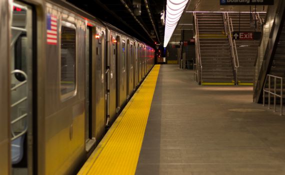 חשד לניסיון רצח: אדם נדחף למסילת הרכבת התחתית ונפצע קשה