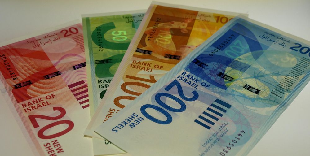 כתב אישום: קנה מכשירים בפייסבוק – ושילם בשטרות מזויפים