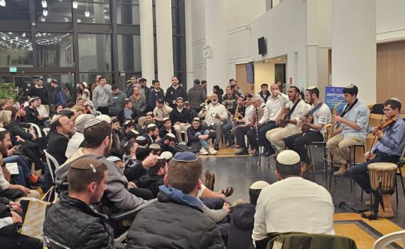 מחזקים את משפחות הפצועים: מלווה מלכה מרגש בתל השומר