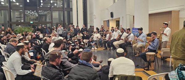 מחזקים את משפחות הפצועים: מלווה מלכה מרגש בתל השומר