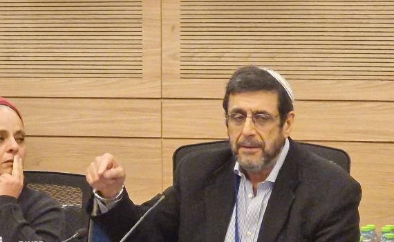 האב השכול עונה בדמעות לרב לנדו: "יריקה על הקבר" | צפו