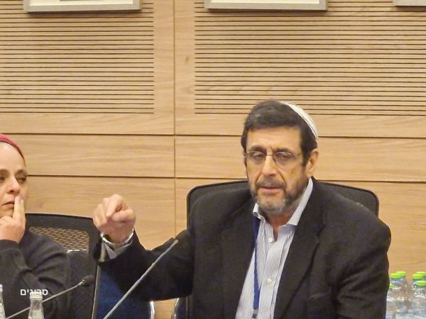 האב השכול עונה בדמעות לרב לנדו: "יריקה על הקבר" | צפו