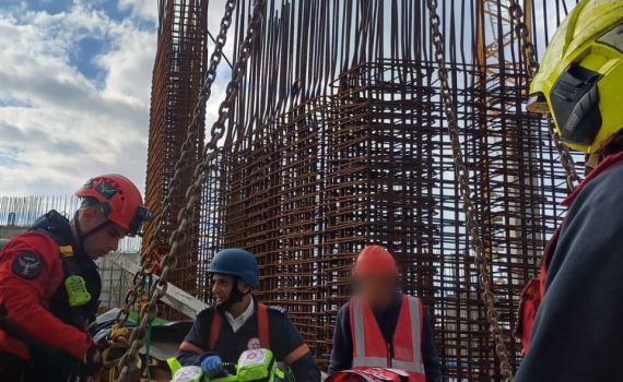 תל אביב: פועל פצוע חולץ מהקומה ה-37 באתר בנייה. צפו