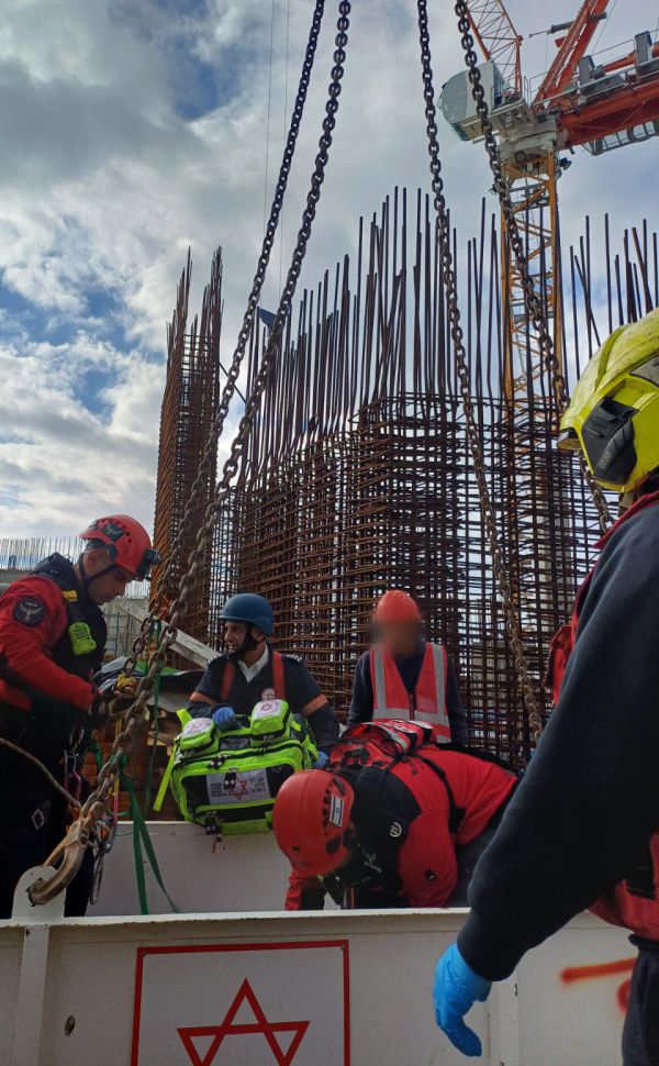תל אביב: פועל פצוע חולץ מהקומה ה-37 באתר בנייה. צפו