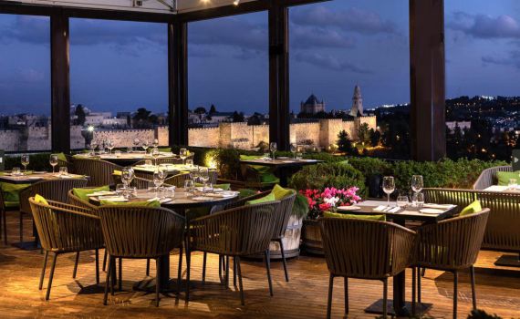 רופטופ מלון ממילא: אוכל ואווירה טובים בירושלים