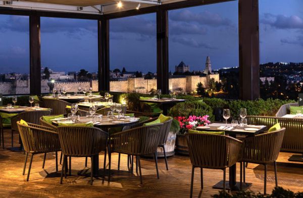 רופטופ מלון ממילא: אוכל ואווירה טובים בירושלים