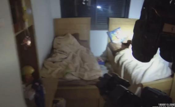 צפו בתיעוד: מסתערבי מג"ב עצרו בשכם מחבל שהתחבא בארגז מצעים