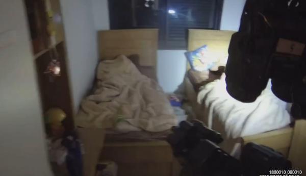 צפו בתיעוד: מסתערבי מג"ב עצרו בשכם מחבל שהתחבא בארגז מצעים