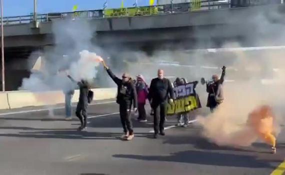 לפני כינוס הקבינט: משפחות החטופים חסמו את כביש 1