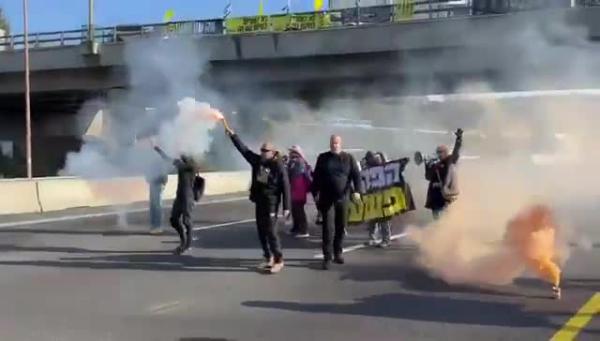 לפני כינוס הקבינט: משפחות החטופים חסמו את כביש 1