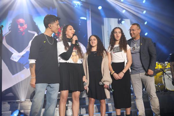 שבוע אחרי שחרור החטופים: בני המשפחות על הבמה עם קרן פלס. צפו