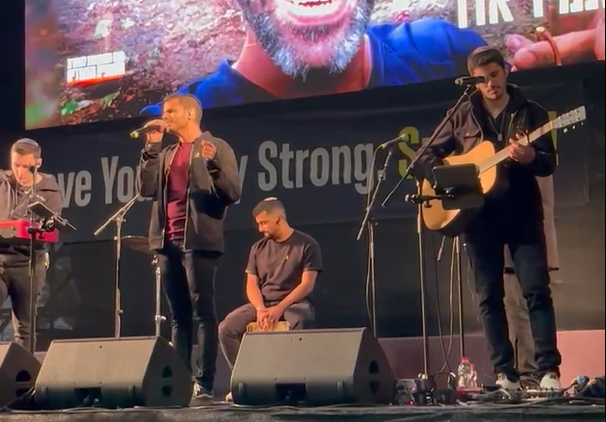 נתנאל נגר על במת כיכר החטופים: "עם ישראל בטיפול משפחתי"