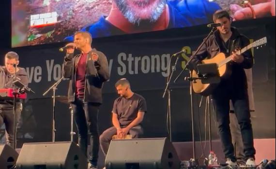 נתנאל נגר על במת כיכר החטופים: "עם ישראל בטיפול משפחתי"