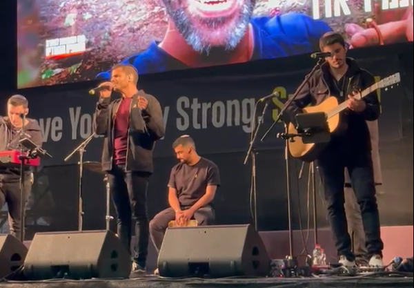 נתנאל נגר על במת כיכר החטופים: "עם ישראל בטיפול משפחתי"