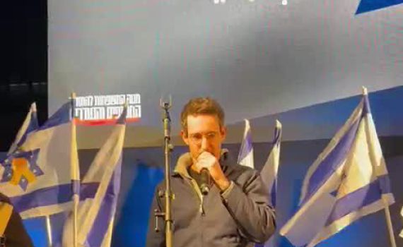 עברי לידר שר לזכר החללים החטופים: "קשה לעמוד כאן" | צפו