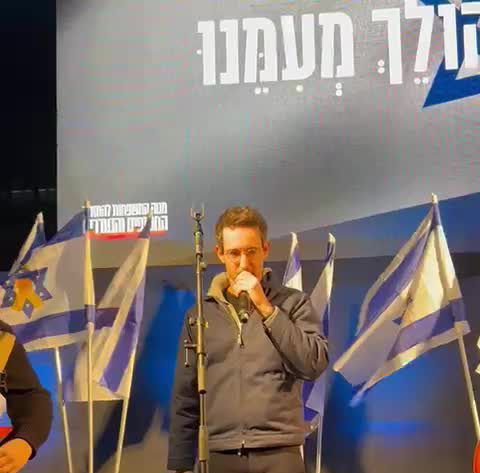 עברי לידר שר לזכר החללים החטופים: "קשה לעמוד כאן" | צפו