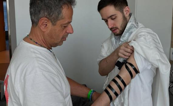 עומר שם טוב בפוסט ראשון: "אין ולא יהיה עם כמונו"