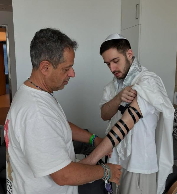 עומר שם טוב בפוסט ראשון: "אין ולא יהיה עם כמונו"