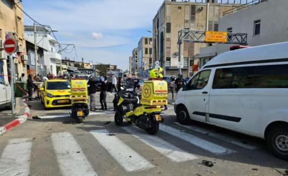 אירוע חריג בתל אביב: אופנוע התפוצץ על גרר, עובר אורח נפצע