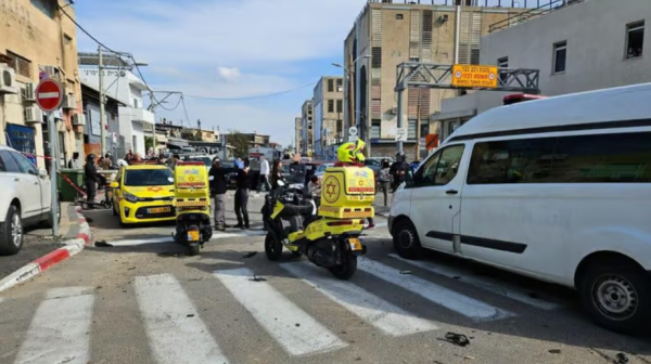 אירוע חריג בתל אביב: אופנוע התפוצץ על גרר, עובר אורח נפצע