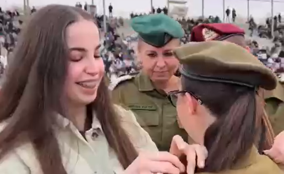 מרגשת: אגם ברגר מעניקה סרט לאחותה בסיום הקורס. צפו