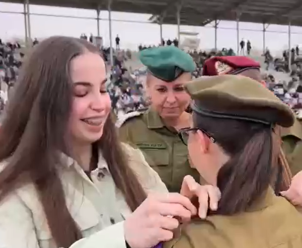 מרגשת: אגם ברגר מעניקה סרט לאחותה בסיום הקורס. צפו