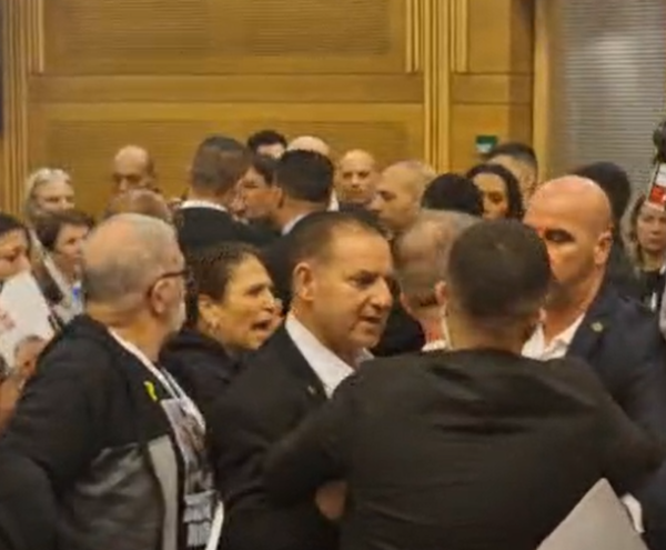 עצוב: משפחות שכולות ומשפחות חטופים התעמתו בכנסת