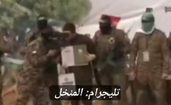 תחת איומים: עומר שם טוב אולץ לנשק את שוביו