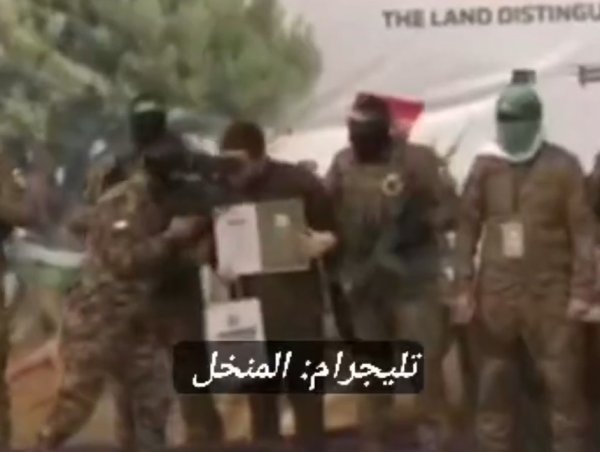 תחת איומים: עומר שם טוב אולץ לנשק את שוביו