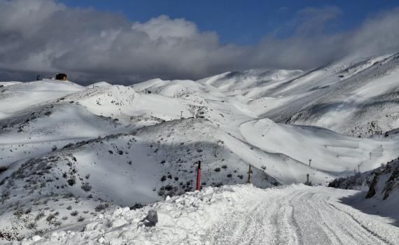 גלריה מרהיבה: פסגת החרמון בשכבה לבנה של שלג