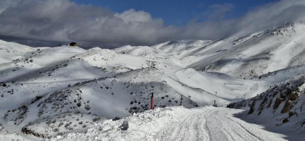גלריה מרהיבה: פסגת החרמון בשכבה לבנה של שלג