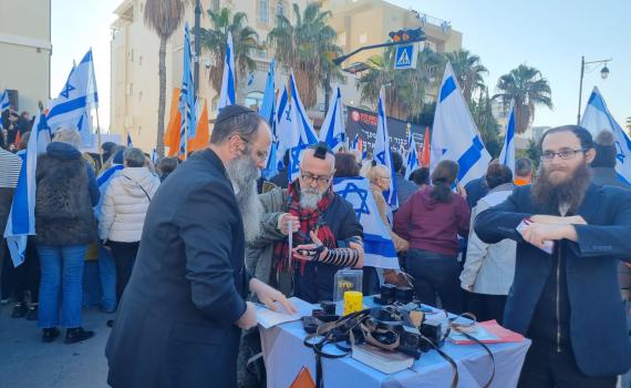 תפילין בכתום: אלפים מניחים תפילין לזכר משפחת ביבס