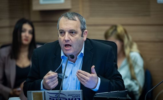 גלעד קריב נגד טראמפ: "התוכנית שלו מסוכנת"