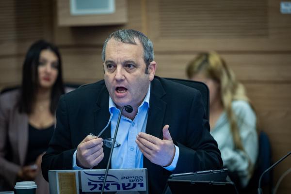 צרחות במליאת הכנסת: "עלובים, התכופפתם בפני גנרל מטורף"