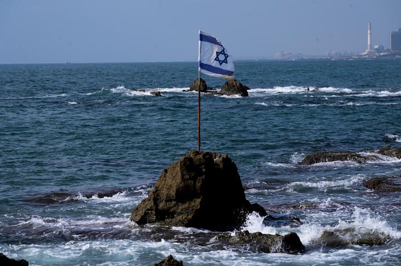 אישה כבת שבעים טבעה בחוף הילטון: מצבה אנוש