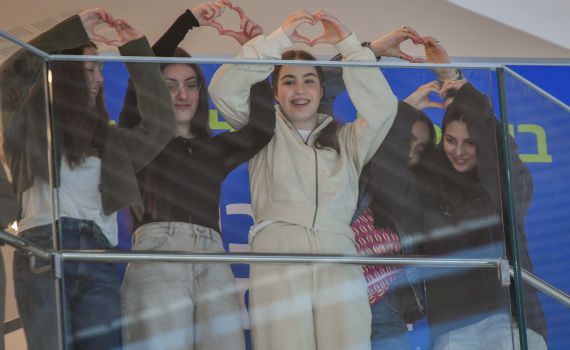 תמונת היום: חמש התצפיתניות שולחות לב לעם ישראל