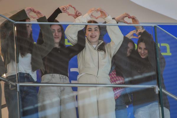 תמונת היום: חמש התצפיתניות שולחות לב לעם ישראל