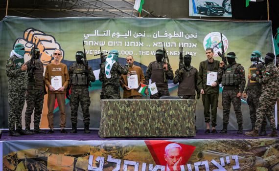 אחרי שצפה בראיון: טראמפ הזמין את שורד השבי לבית הלבן