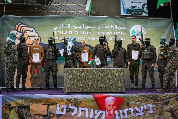 אחרי שצפה בראיון: טראמפ הזמין את שורד השבי לבית הלבן