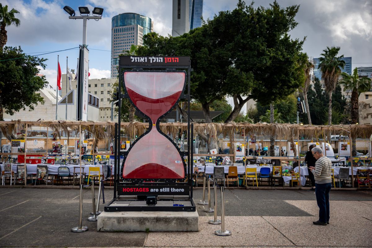 הערב בכיכר החטופים: תפילה המונית להצלחת העסקה