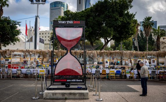 הערב בכיכר החטופים: תפילה המונית להצלחת העסקה