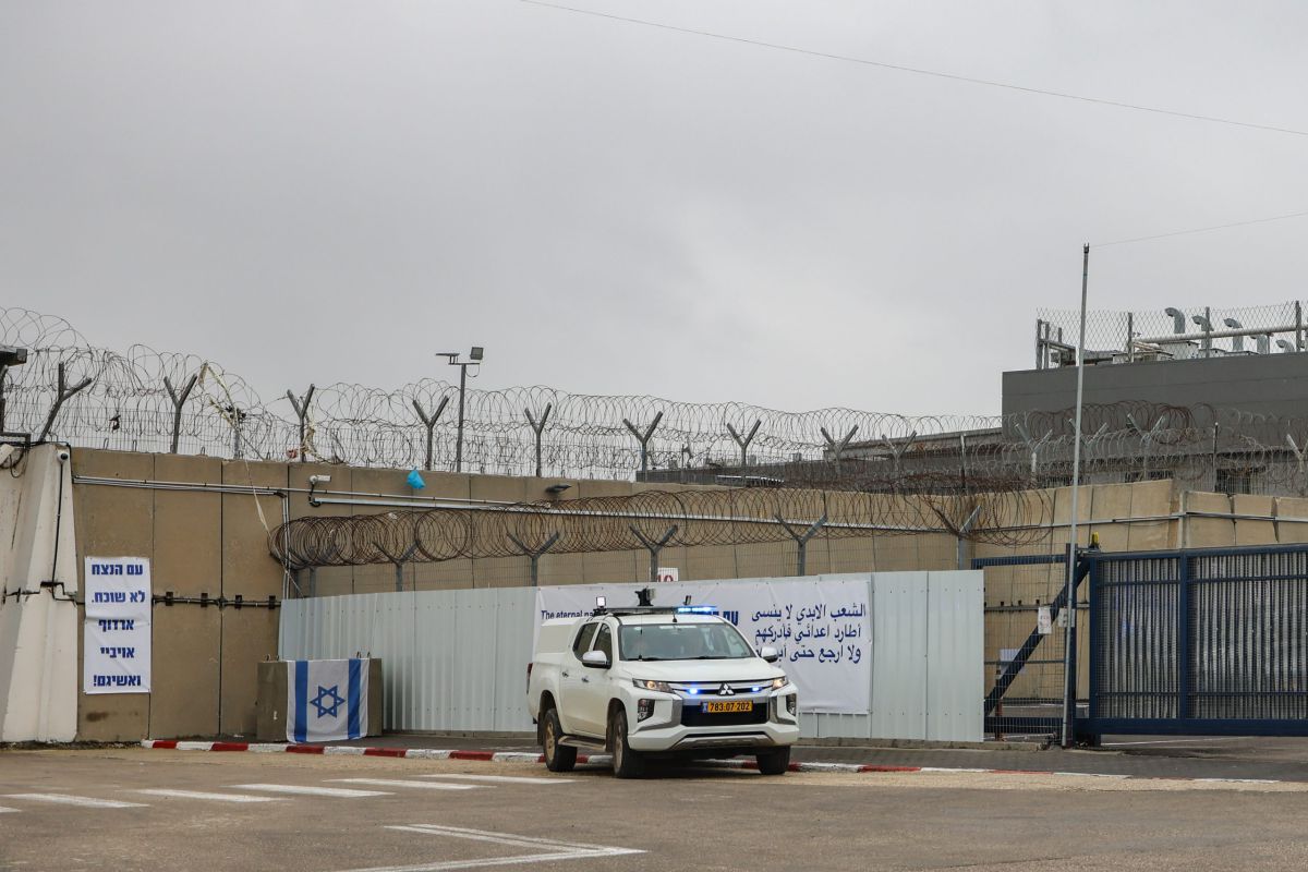 כתב אישום: עו"ד פלסטיני ניסה להבריח טלפון לאחיו בכלא עופר