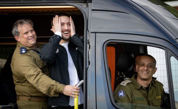 אם החטוף ששוחרר משתפת: "כל יום שהוא בבית זה נס" | צפו