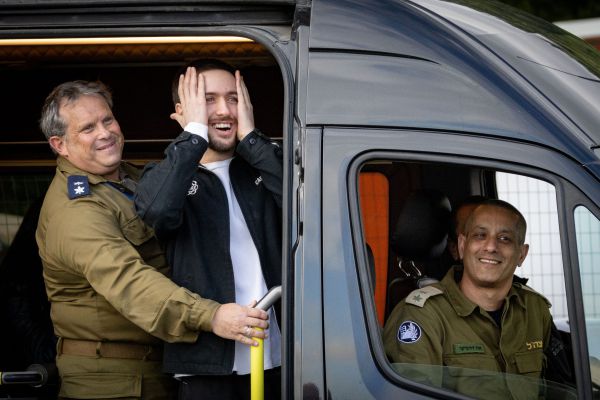 אם החטוף ששוחרר משתפת: "כל יום שהוא בבית זה נס" | צפו