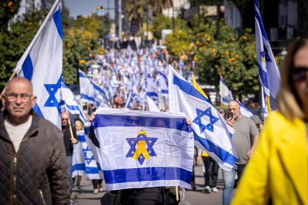 עם מאות דגלי ישראל: כך נראה מסע ההלוויה של עודד ליפשיץ